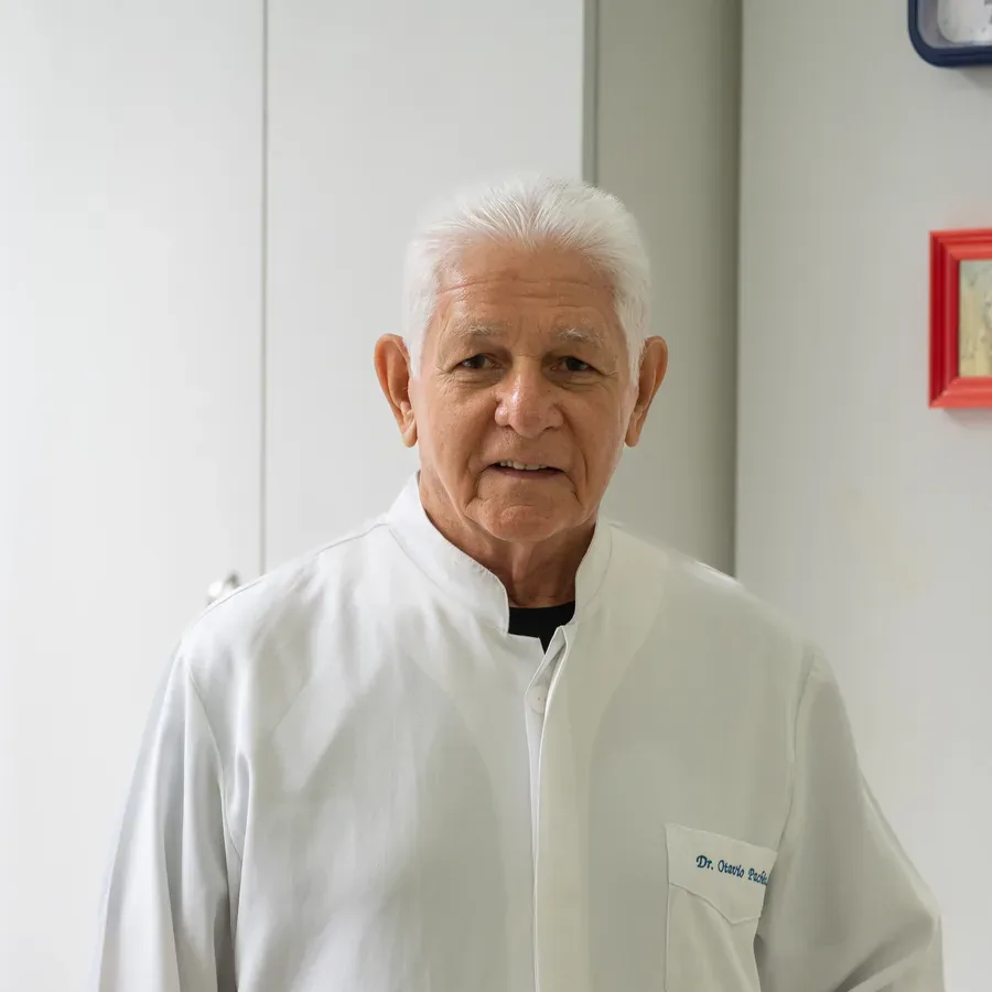 Dr. Otavio Pacheco, especialista em prótese dentária na clínica Martino Pacheco, em Copacabana