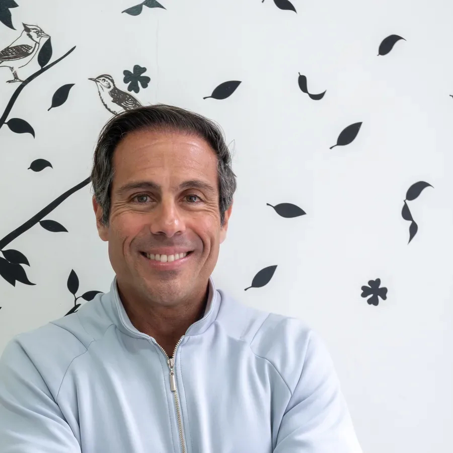 Dr. Luiz Renato Machado Pinho, especialista em implantes e cirurgia na clínica Martino Pacheco, em Copacabana